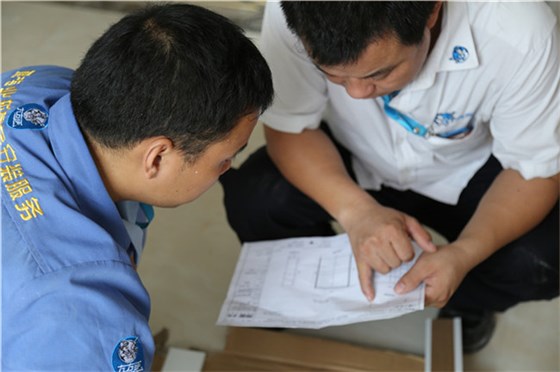 家具維修現(xiàn)場，家具維修工與管理者正在探討維修問題