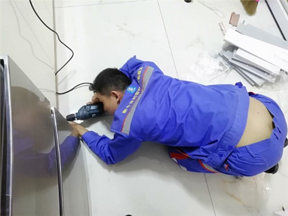 每一次安裝服務(wù)背后，都是安裝師傅們無數(shù)次的跪地而行3