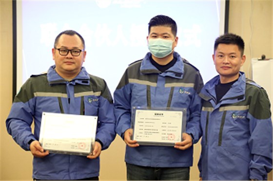 為周總（左），王總（中）頒發(fā)左右手股權(quán)證書