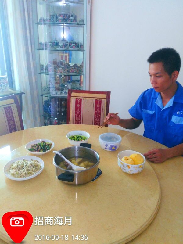 業(yè)主為表達(dá)感謝，請(qǐng)家具安裝師傅在家吃飯