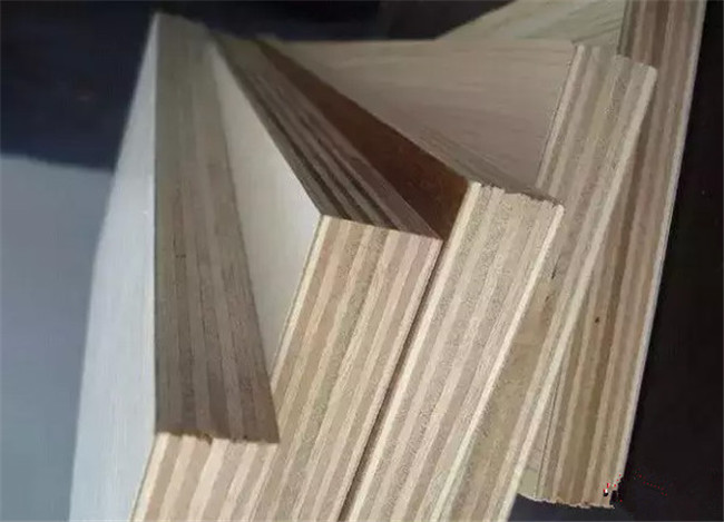 左右手家居安裝師傅告訴你，做衣柜應(yīng)該用什么板材？