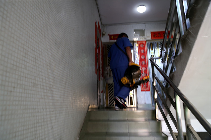沒有電梯，家具安裝師傅扛著重重的工具爬樓梯