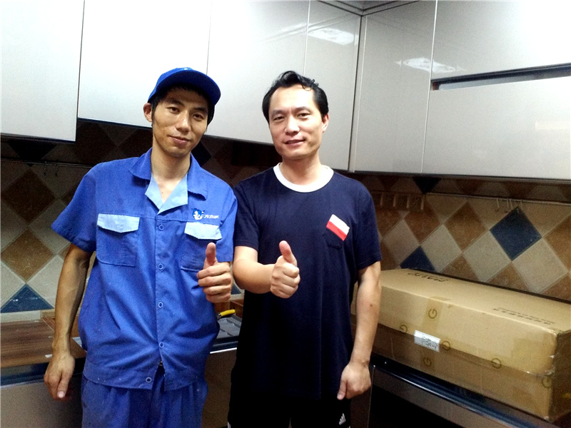 左右手家具安裝師傅與客戶留影，客戶的滿意才是我們追求的目標