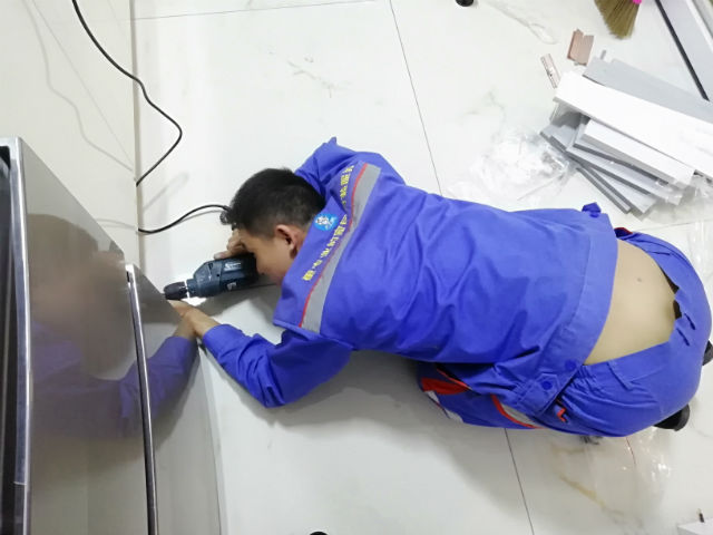每一次安裝服務(wù)背后，都是安裝師傅們無數(shù)次的跪地而行3
