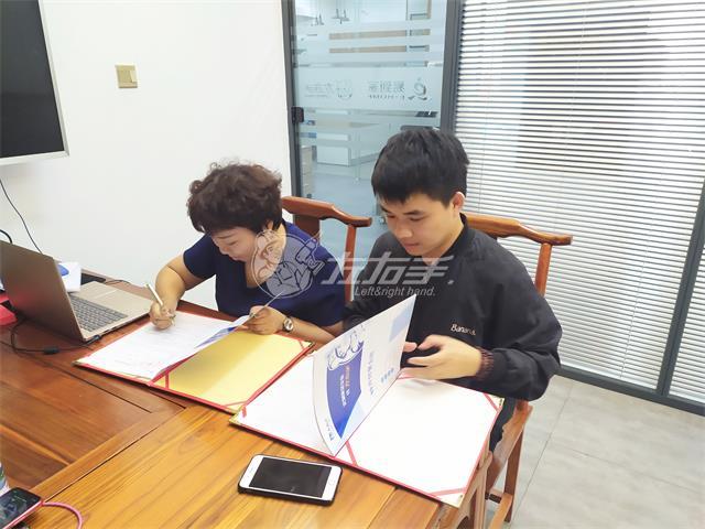 他是一個90后設(shè)計師，也是左右手第51家城市服務(wù)商