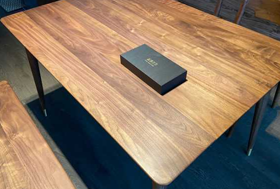 黑胡桃色實(shí)木家具那么多坑，想買不敢買呀?