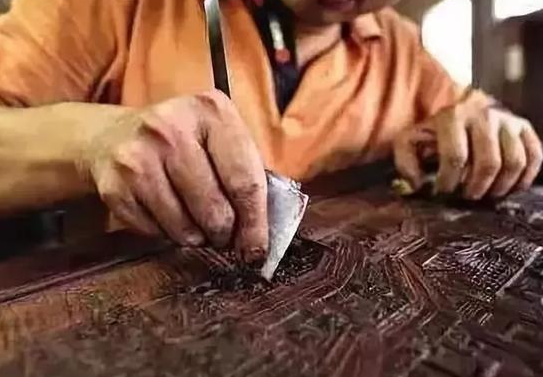 噴砂磨料加工:實(shí)木家具噴砂精磨，比人工高效，比傳統(tǒng)砂光靈活