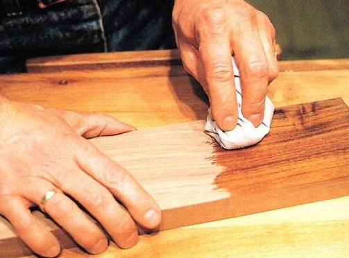 環(huán)保小知識(shí)：實(shí)木家具上漆時(shí)，木蠟油真比水性漆環(huán)保嗎？