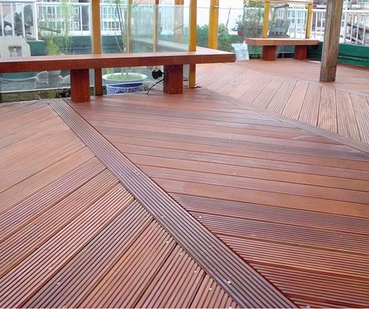 實(shí)木地板安裝保養(yǎng)，菠蘿格和橡木怎么選？