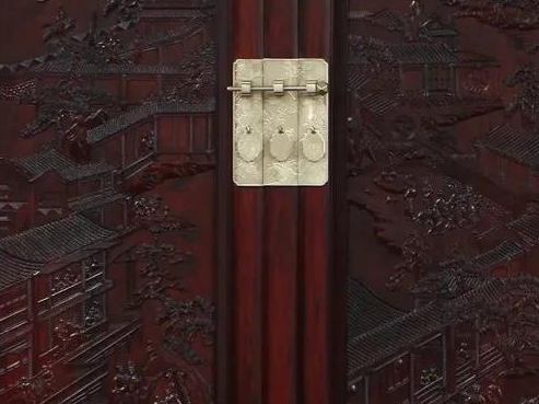 手工木工雕刻紅木家具，體現(xiàn)雕刻藝術(shù)的獨(dú)特魅力