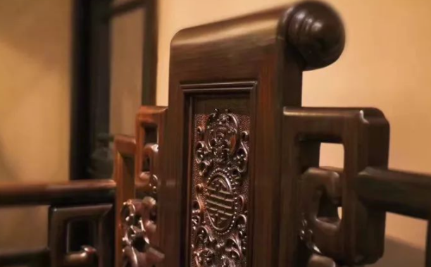 中國傳統(tǒng)紋飾：紅木家具紋飾內(nèi)的灰塵，究竟該如何保養(yǎng)，清塵