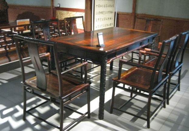 木頭工藝品：開(kāi)裂的紅木家具就不是好的紅木家具嗎？