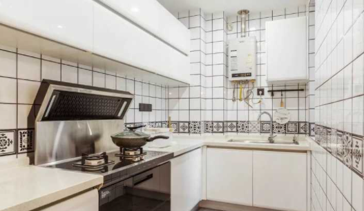 實(shí)木烤漆柜門：定制櫥柜門板的材質(zhì)應(yīng)該選什么，吸塑的還是烤漆的？