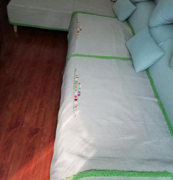 特種繡花制版：手工繡花沙發(fā)墊！