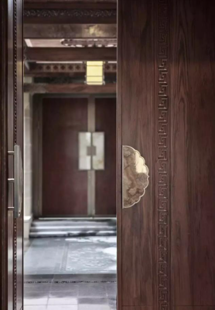 時(shí)尚中國風(fēng)設(shè)計(jì)師：一樣的中國風(fēng)木門，不一樣的新中式情懷