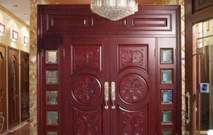 十大生態(tài)門品牌：實木門VS鋁木生態(tài)門，一場舊王與新秀的較量