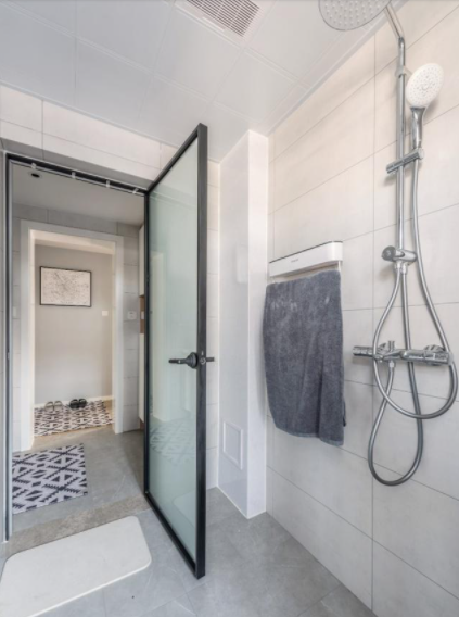 鋁合金家具鑄造：衛(wèi)生間門選鋁合金還是木門？