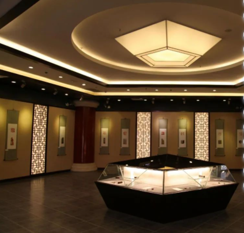 客廳立式展示柜，現(xiàn)代中式展示柜該如何設(shè)計(jì)？