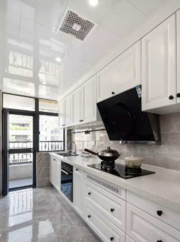 廚房裝修工程：廚房裝什么窗簾比較好打理？