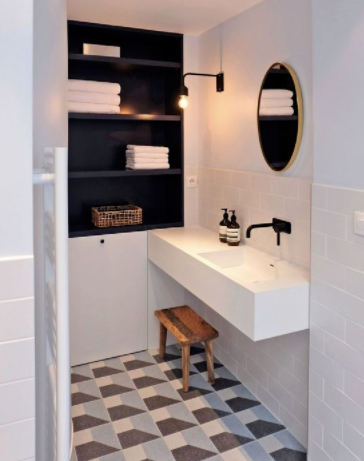 家庭收納技巧：衛(wèi)生間并非得裝浴室柜，需要收納裝塊隔板就好了