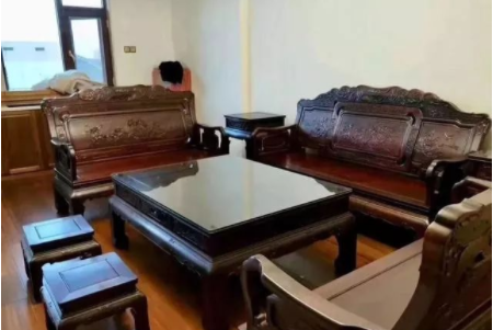 紅木的種類知識(shí)：紅木茶幾上需要放玻璃嗎？