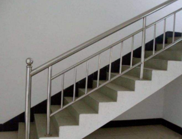 不銹鋼樓梯扶手圖片：自建房樓梯扶手用不銹鋼還是實(shí)木好？