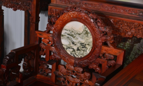 木雕工藝品圖片：紅木家具復(fù)雜的雕工，根本簡單不起來