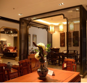 紅木家俱知識(shí)：客廳里紅木家具配什么樣的燈好？