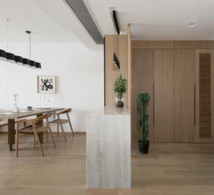 極家精裝房軟裝：對(duì)精裝法式進(jìn)行拆改，去除繁瑣裝飾，搖身變成清新原木風(fēng)