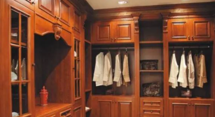 實木家具衣柜：臥室裝修建議定制實木衣柜，實木衣柜優(yōu)點真是很多！