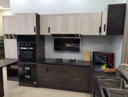 沈陽(yáng)實(shí)木整體櫥柜：全鋁櫥柜和實(shí)木櫥柜相比，它的優(yōu)勢(shì)究竟在哪呢？