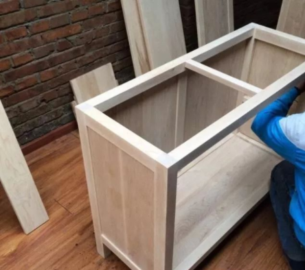 櫥柜臺(tái)面材料價(jià)格：櫥柜用鋁合金框架還是木質(zhì)框架好？