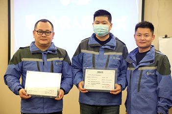 為周總（左），王總（中）頒發(fā)左右手股權(quán)證書